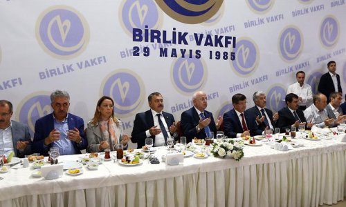 Basbakan-Davutoglu-Sultanahmette-Birlik-Vakfi-iftarina-katildi